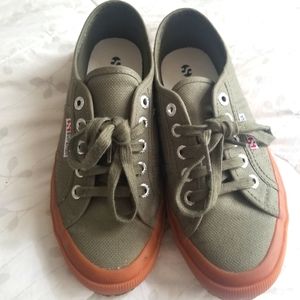 Superga 2750 COTU CLASSIC

SHERWOOD GUM
